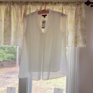 Ladies white sleeveless lined Alfani top. Size PM